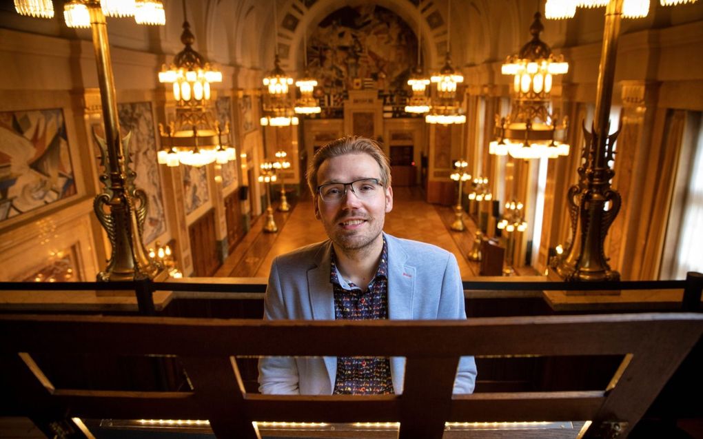 Adriaan Hoek achter het orgel van de Burgerzaal van het Rotterdamse stadhuis. beeld Eric Fecken