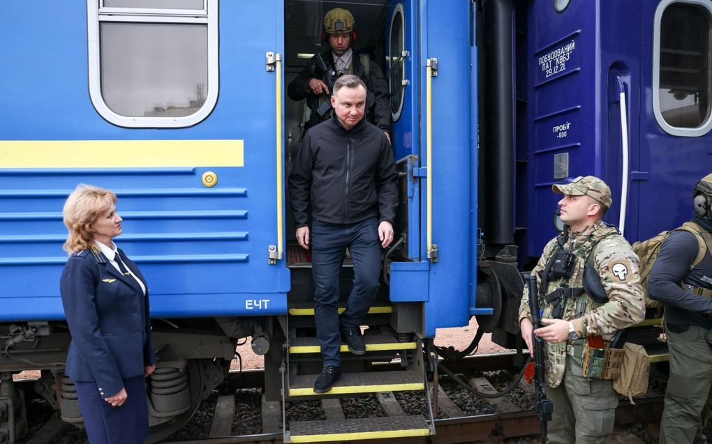 Regeringsleiders bezoeken Oekraïne per trein. Foto: de Poolse president Duda in Kiev. beeld EPA, Jakub Szymczuk