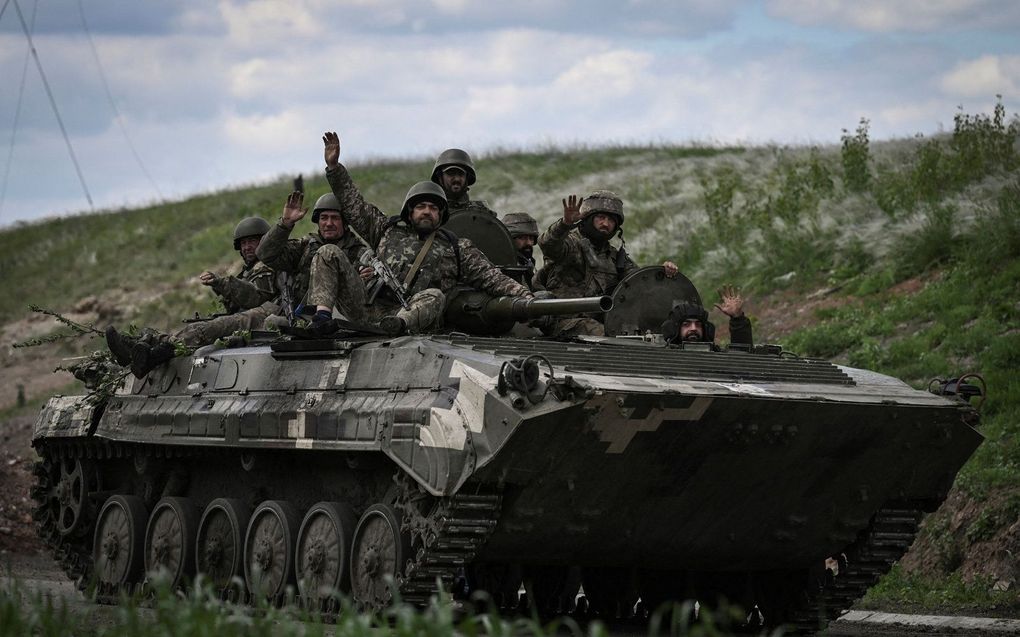 Oekraïense gaan richting de frontlinie bij een controlepost in de buurt van de stad Lysychansk in de regio Donbas. beeld AFP, ARIS MESSINIS