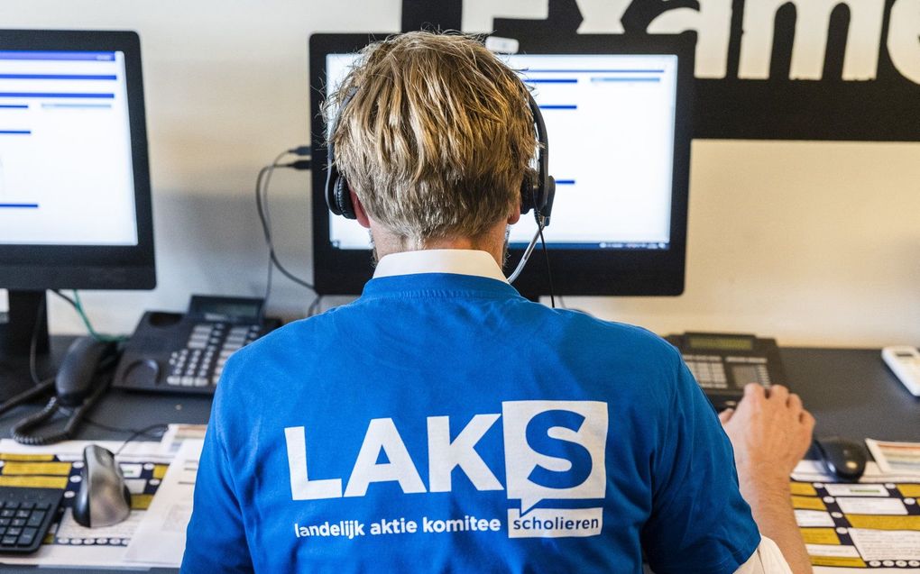 Scholieren aan het werk voor de eindexamenklachtenlijn van het Landelijk Aktie Komitee Scholieren (LAKS). Examenkandidaten kunnen bij het belteam terecht met klachten over hun examens. beeld ANP, Jeffrey Groeneweg