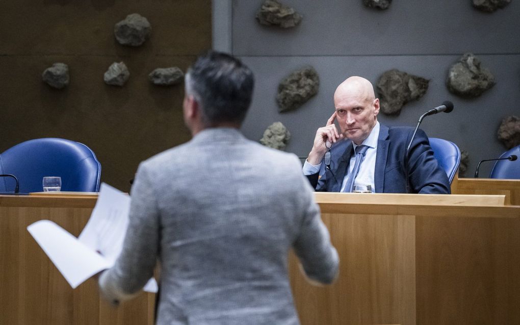 Ernst Kuipers, minister van Volksgezondheid, Welzijn en Sport, tijdens een plenair dertigledendebat in de Tweede Kamer over de bemoeienis van het ministerie met de OMT-adviezen. beeld ANP, Bart Maat