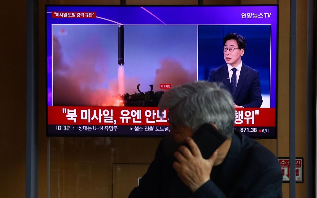 Een man kijkt in Seoul naar het nieuws dat Noord-Korea woensdag, vlak nadat de Amerikaanse president Joe Biden de regio had verlaten, drie raketten afvuurde richting de Japanse Zee. beeld EPA, Jeon Heon-Kyun