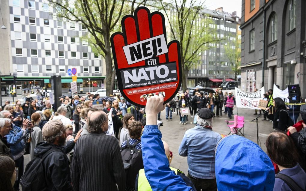 Zweedse demonstratie tegen toetreding tot de NAVO. Op het bord staat “Nee tegen NAVO”. beeld AFP, Anders Wiklund