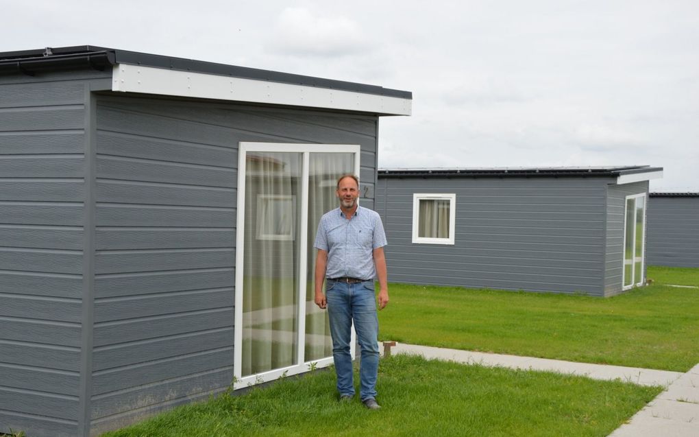 Ondernemer Jacob Jan Dogterom bij chalets die hij op zijn eigen terrein heeft neergezet om arbeidsmigranten te huisvesten. ​beeld Erwin Guijt