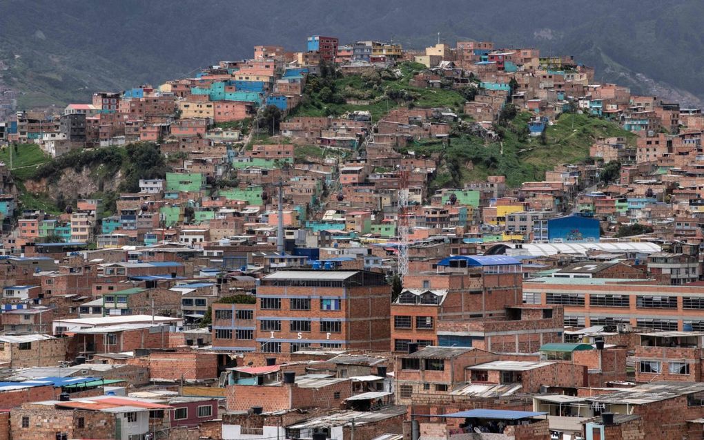 Conservatieve politieke elites regeren Colombia al honderden jaren, maar mogelijk komt daar zondag een eind aan. Foto: de Ciudad Bolivar in Bogota, een van de dichtstbevolkte megawijken in de wereld. Er wonen vooral armen. beeld AFP, Yuri Cortez