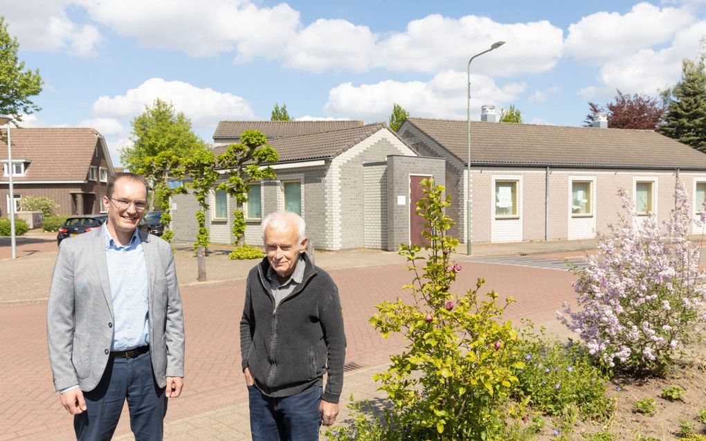 Marcel de Roode en Pieter Anker (r.) voor het kerkgebouw in Horst. beeld RD, Anton Dommerholt