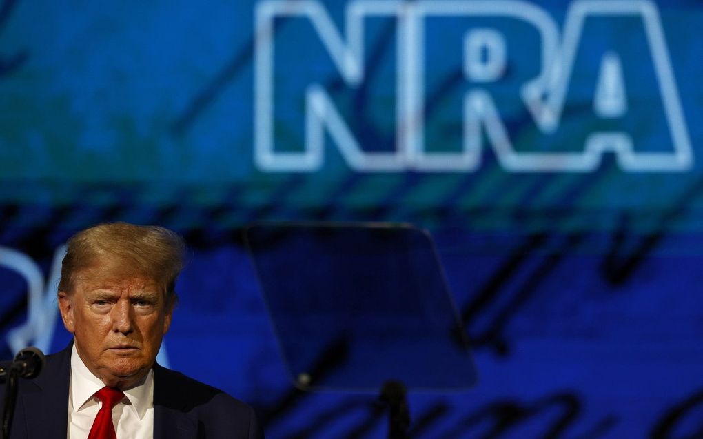 Trump in zijn toespraak tijdens het jaarlijkse wapenlobbycongres van de National Rifle Association (NRA). beeld EPA, AARON M. SPRECHER