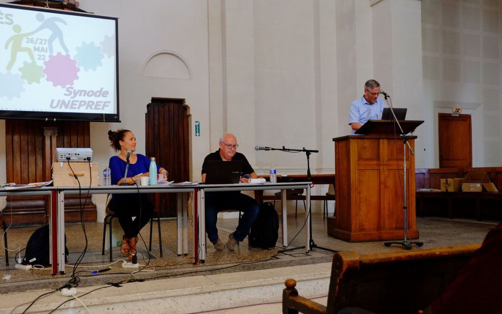 De synode van het Franse evangelisch-gereformeerde kerkverband Unepref vergaderde vorige week. Prof. dr. Arnold Huijgen (r.) sprak de vergadering toe. beeld Gerrit van Dijk