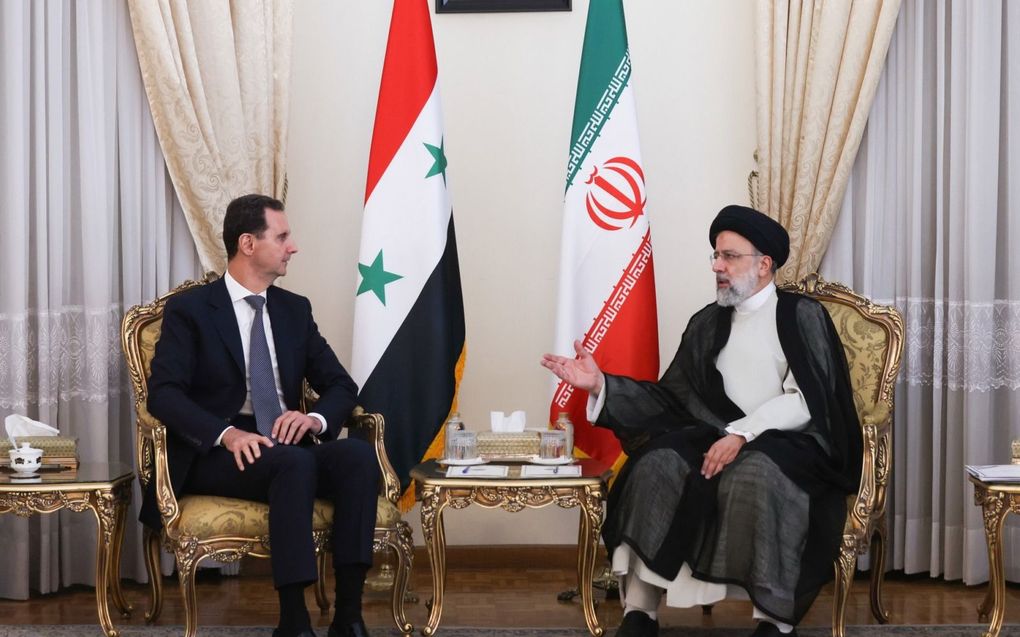 De Syrische president Assad (l.) op bezoek bij de Iraanse leider Raisi. beeld ANP/EPA