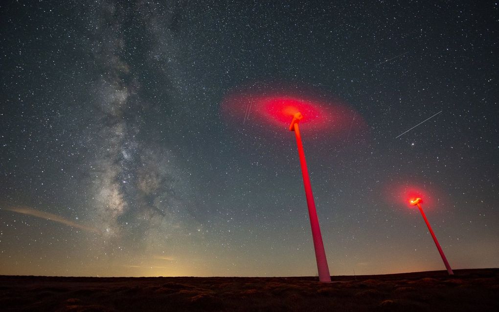 Windmolens op de woeste gronden van La Lora bij Rocamundo, in het Noorden van Spanje. Daarboven de Melkweg. beeld EPA, Pedro Puente Hoyos