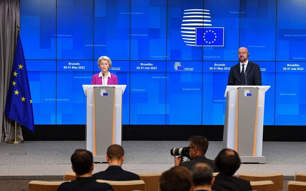 Voorzitter van de Europese Commissie Ursula von der Leyen (l.) en voorzitter van de Europese Raad Charles Michel tijdens de gezamenlijke persconferentie na afloop van het overleg. beeld AFP, JOHN THYS