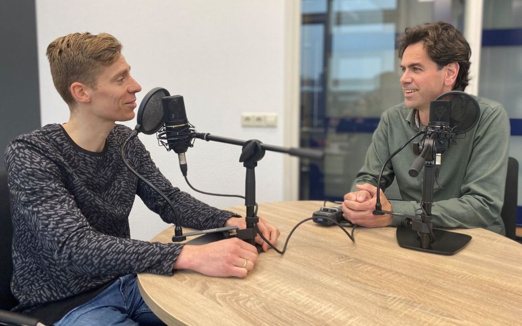 SDOK-woordvoerder Groenenboom (r.) in gesprek voor podcast De Stem, waarvan donderdag de vijftigste aflevering verschijnt. beeld SDOK