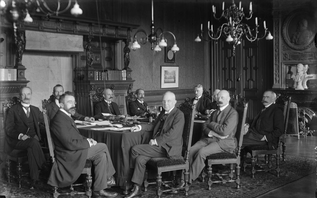 Het eerste kabinet-Ruijs de Beerenbrouck in 1918. Geheel links minister Idenburg van Koloniën. beeld Wikimedia, Jacob Merkelbach