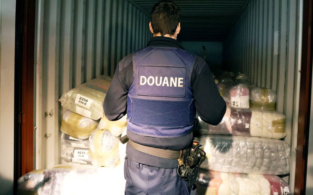 Een Belgische douanier doorzoekt een container in de Antwerpse haven. beeld AFP, François Walschaerts