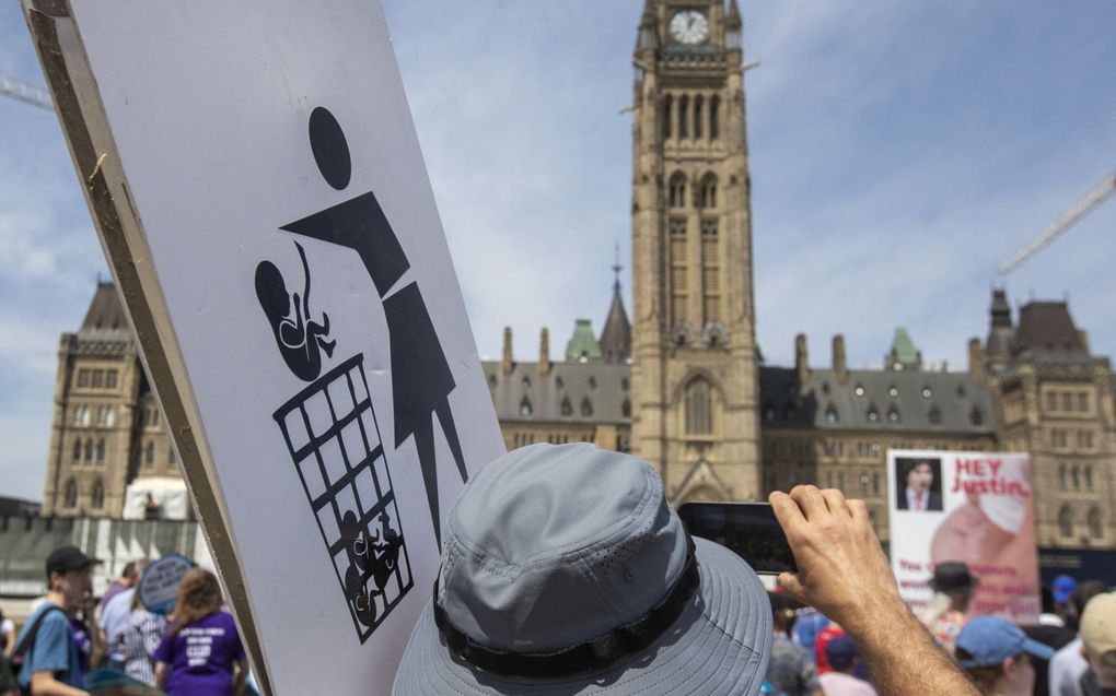 Een prolifeprotest voor het Canadese parlement in Ottawa. Orthodox-christelijke opvattingen stuiten steeds vaker op weerstand bij de overheid, die een sterk inclusief en libertijns beleid voert. beeld AFP, Lars Hagberg