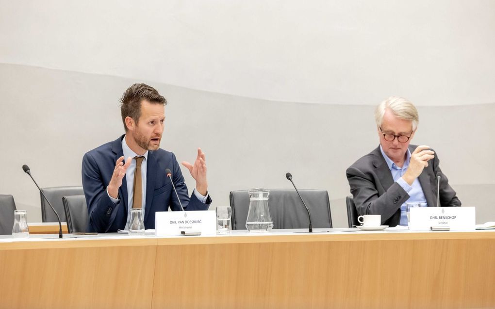 Van Doesburg (l.) en Benschop dinsdag in  de Tweede Kamer. beeld ANP, Robin van Lonkhuijsen