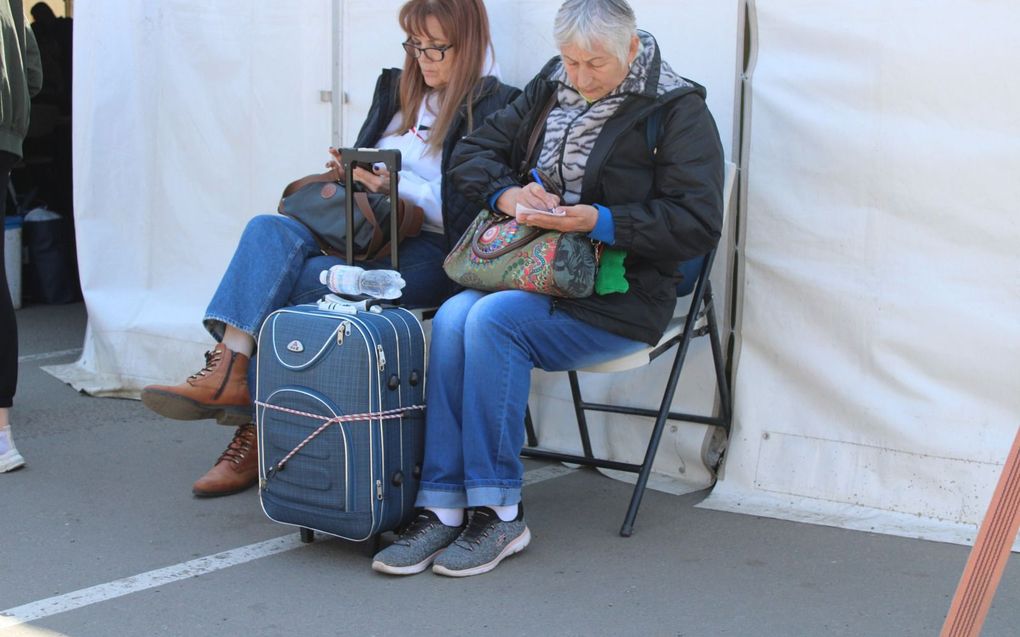 Vluchtelingen uit het zuidoosten van Oekraïne wachten in Zaporizja op bussen om verder te kunnen reizen.  beeld Floris Akkerman