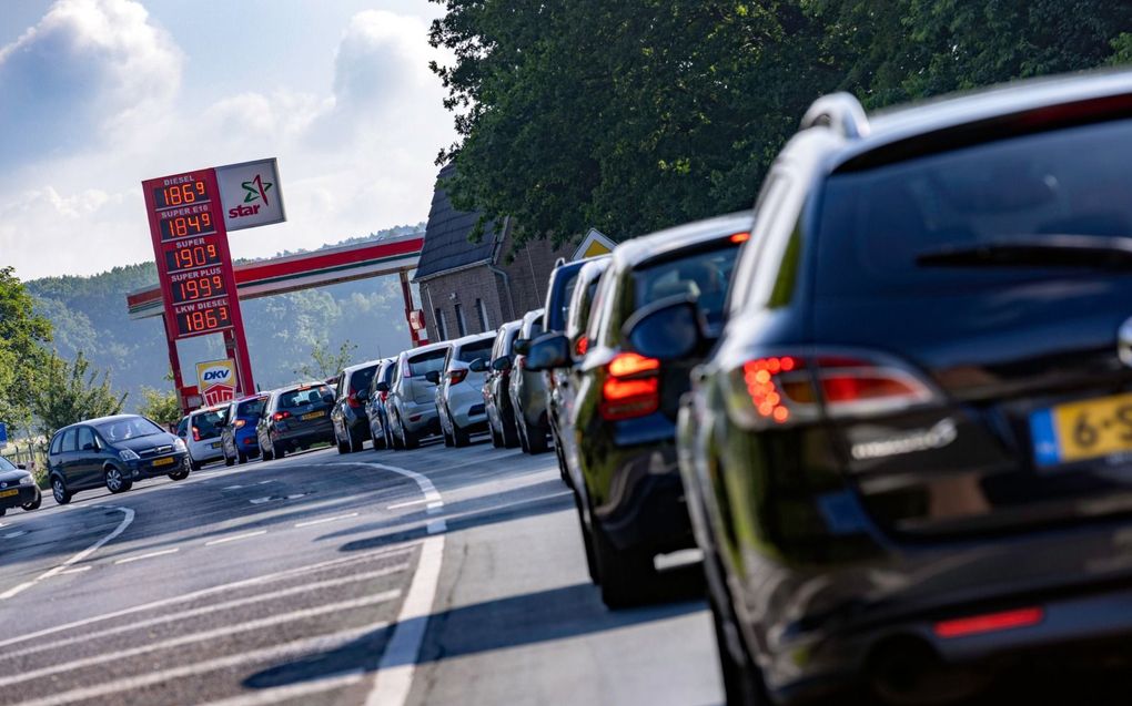 Files woensdagmorgen voor tankstations in het Duitse Elten. Door accijnsverlaging in Duitsland betalen zeker benzinerijders per liter dubbeltjes minder dan in Nederland.  beeld Sjef Prins