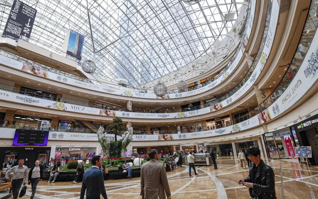 Een winkelcentrum in Moskou. beeld EPA, YURI KOCHETKOV