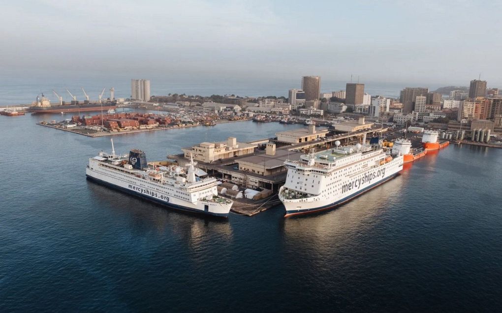 Het nieuwe hospitaalschip Global Mercy (rechts) en de Africa Mercy aan de kade in Dakar (Senegal). beeld Mercy Ships