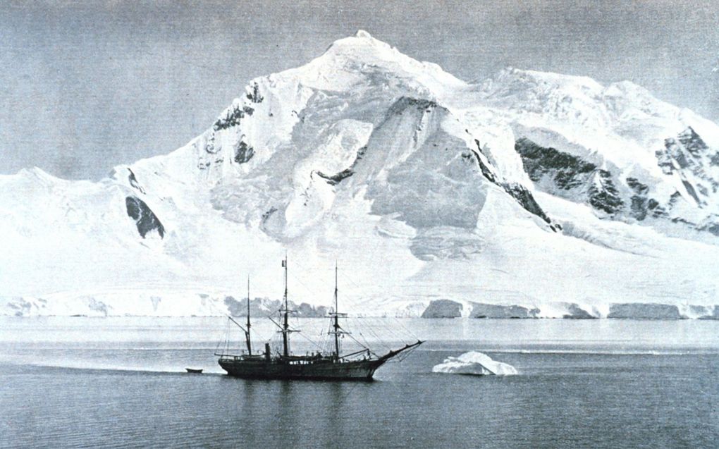 De ”Belgica” vaart op 8 februari 1898 het Neuymayer Channel in. Op de achtergrond Mount William op Anvers Island, aan de westkant van Antarctica.  beeld Wikipedia