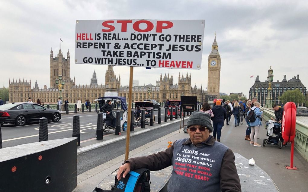 Abraham Puthenpurackal (78) evangeliseert zes dagen per week op een brug in Londen. beeld RD
