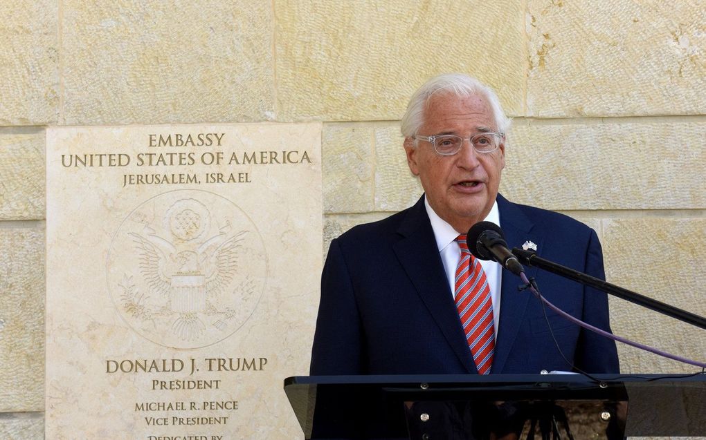 De toenmalige Amerikaanse ambassadeur in Israël, Daniel Friedman, bij de Amerikaanse ambassade in Jeruzalem, oktober 2020. Onder president Donald Trump verplaatste Amerika zijn ambassade naar Jeruzalem. beeld AFP, Debbie Hill