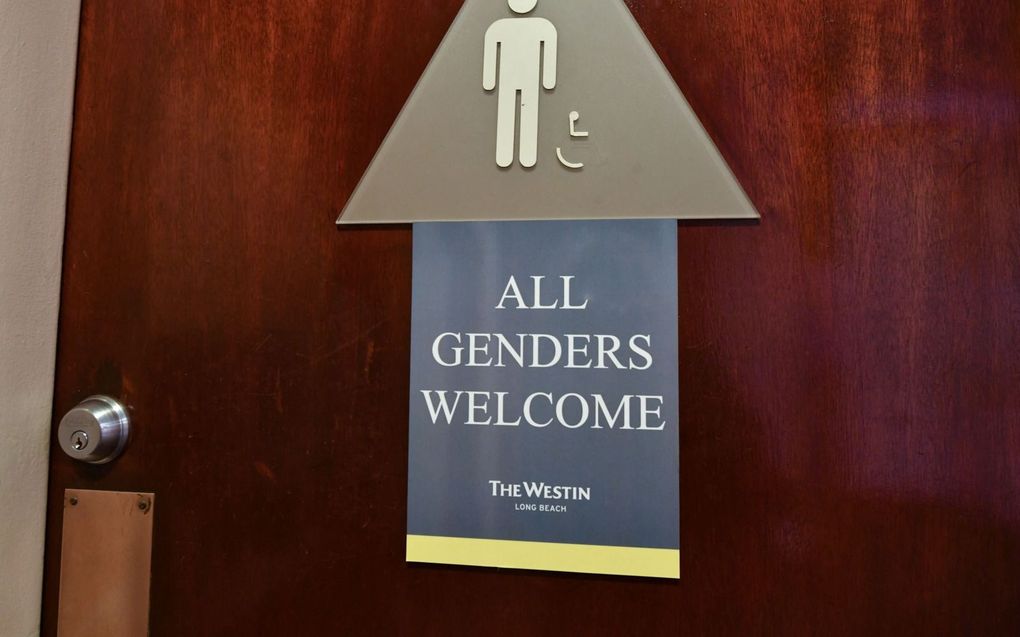 Ter gelegenheid van de internationale conferentie 2022 van lhtbt-belangenverenging ILGA kregen toiletten in het conferentie-oord in Long Beach, Californië, in mei de aanduiding: ”Alle genders welkom”. beeld AFP, Robyn Beck