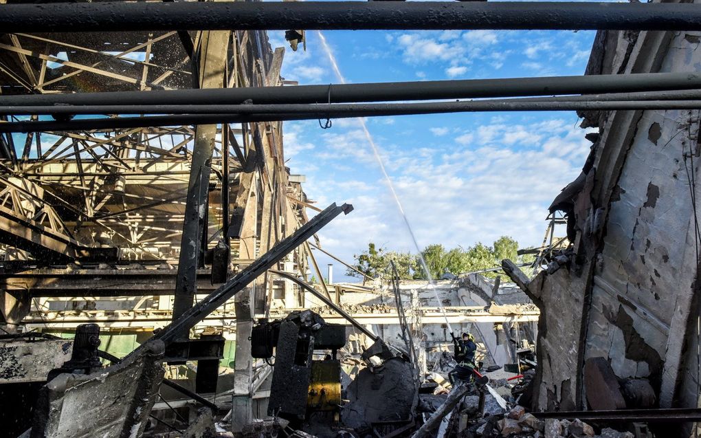 Brandweerlieden in actie na de Russische raketaanval in Kiev. beeld EPA OLEG PETRASYUK