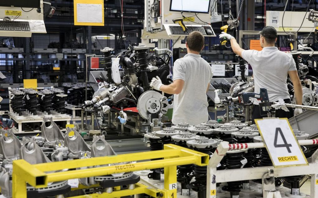 Medewerkers bij een assemblagelijn bij autofabrikant VDL Nedcar in Born. beeld ANP, Niels Wenstedt