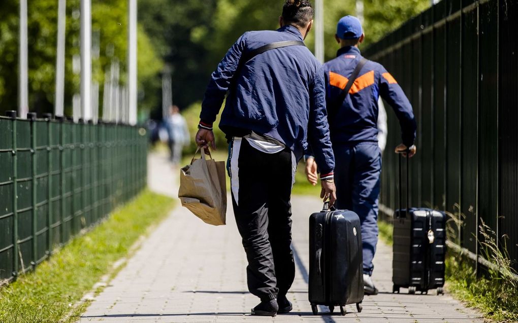 Asielzoekers komen aan in Ter Apel. De afgelopen nachten sliepen mensen op stoelen in het aanmeldcentrum. beeld ANP, Sem van der Wal