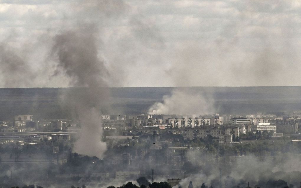 Rookwolken boven de Oost-Oekraïense stad Severodonetsk, waar zwaar wordt gevochten. beeld AFP