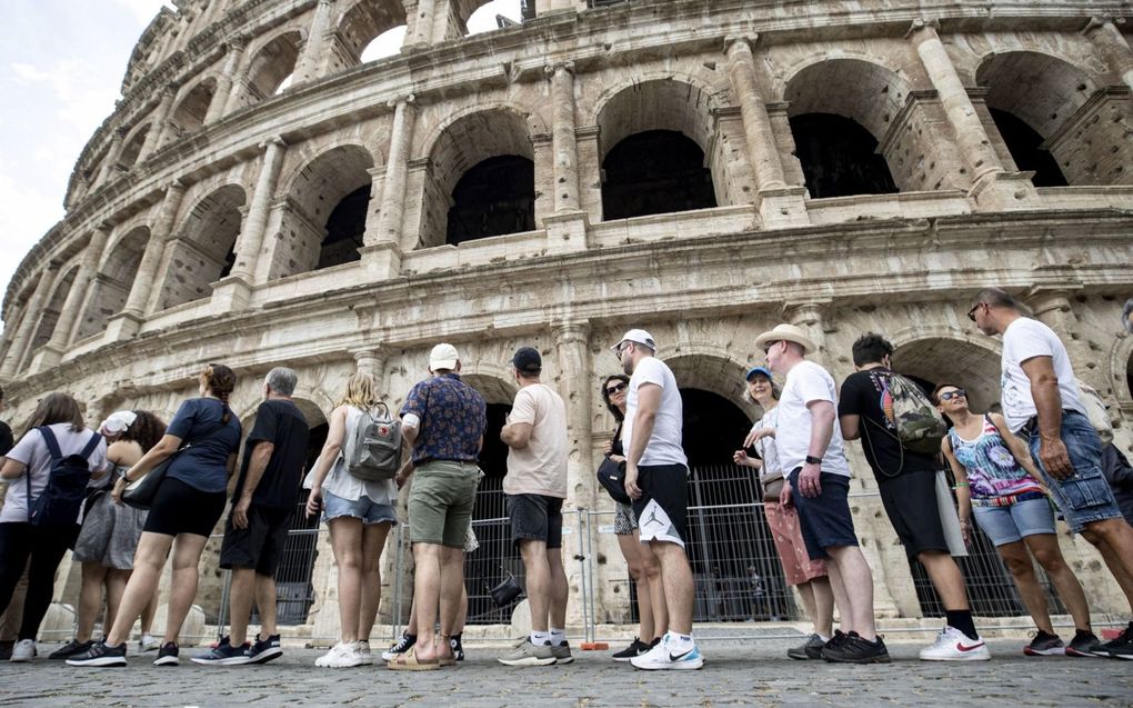 Toeristen voor het Colosseum in Rome. De toeristen keren volop terug in Italië, maar de horeca kampt met personeelstekorten en vreest de drukke zomermaanden. beeld EPA, Massimo Percossi