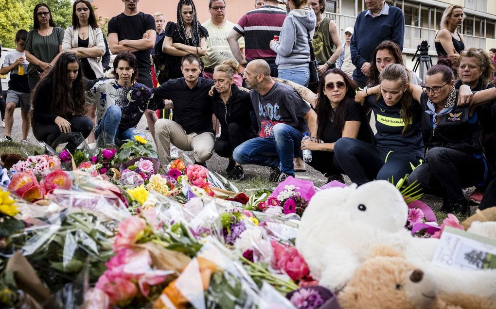 Beren en bloemen bij de speelplek waar Gino verdween. beeld ANP, Rob Engelaar