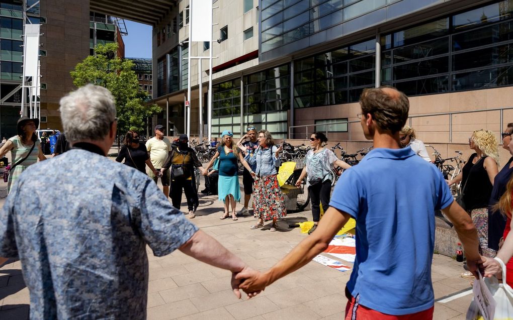 Sympathisanten van de spilfiguren van de Bodengravengroep protesteerden vorig jaar juni bij de rechtbank in Den Haag.  beeld ANP, Robin van Lonkhuijsen