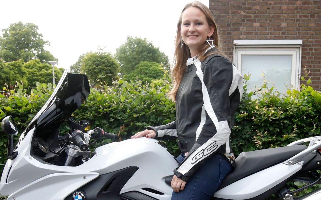 Erika Scheurwater met haar BMW F800 GT. beeld VidiPhoto