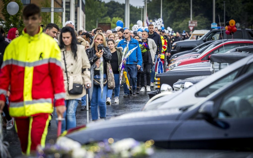 Duizenden mensen liepen woensdagavond in Kerkrade mee met een herdenkingstocht voor het 9-jarige jongetje Gino. Onderweg vormden 200 auto’s en motoren een erehaag. beeld ANP, Marcel van Hoorn