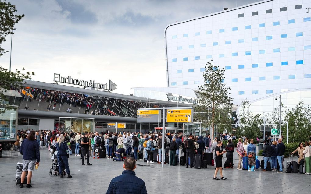 De terminal van Eindhoven Airport is afgesloten nadat er een "voorwerp dat op een vuurwapen leek" in de handbagage van een passagier werd aangetroffen bij de veiligheidscontrole. beeld ANP, Venema Media