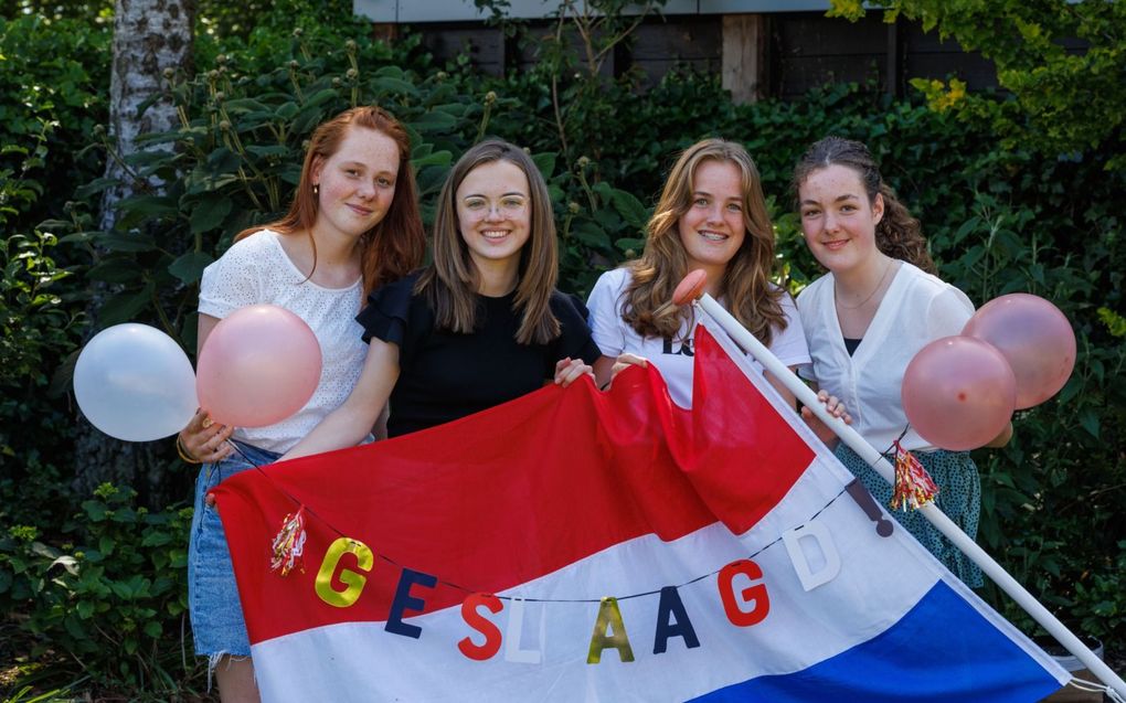 V.l.n.r.: Petra Simonse, Roos Ringelberg en de tweelingzussen Jacolien en Anne-Marie de Wolf slaagden donderdag voor hun havo-examen. beeld Freddy Schinkel