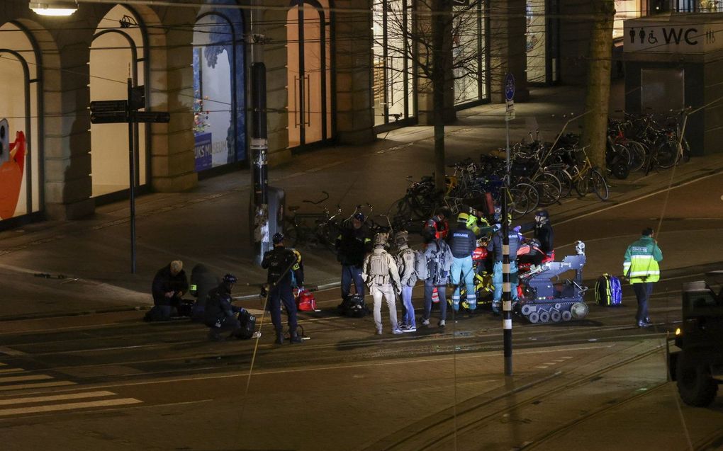 Ambulancemedewerkers bij een brancard kort na de beëindiging van de gijzeling in de Apple Store in Amsterdam. beeld ANP LAURENS BOSCH