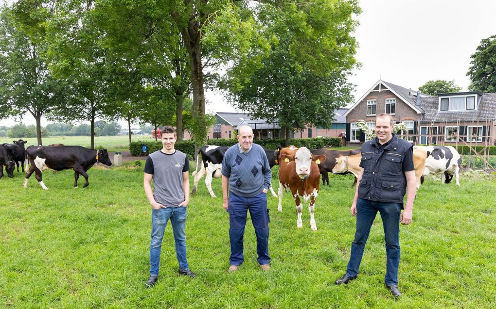 Drie generaties Van Dijk voor de hoeve in Terschuur. Boer in hart en nieren. Stikstofplannen die in Den Haag worden bedacht, maken de agrariërs vooral strijdbaar. beeld RD, Anton Dommerholt