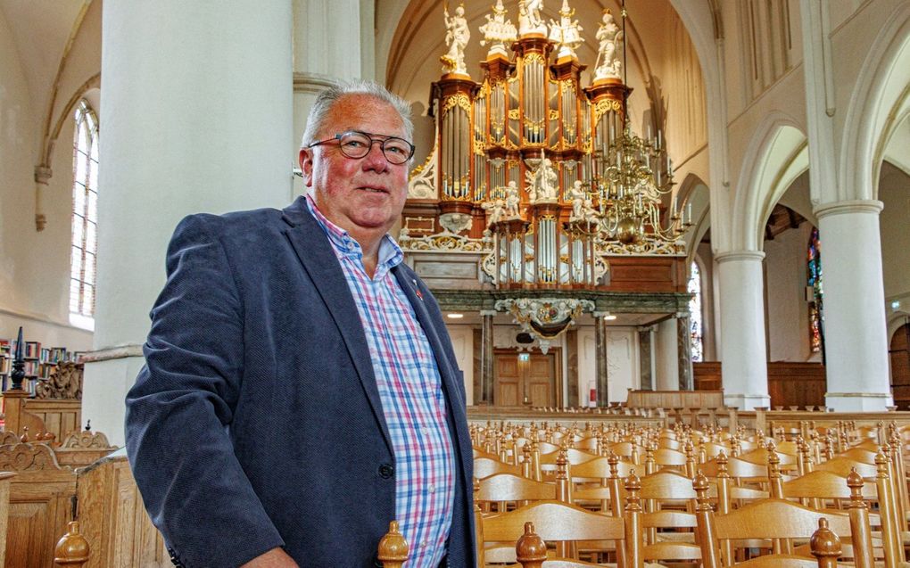Harry Hamer in de Martinikerk in Bolsward. beeld harryhamer.nl