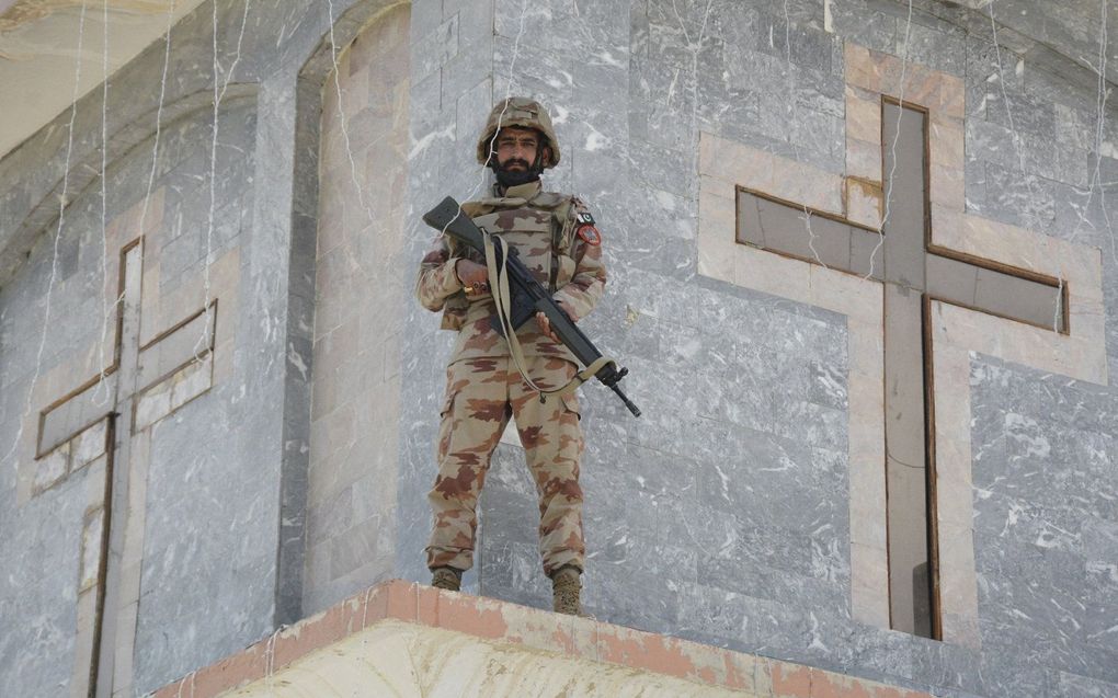 Een militair houdt tijdens Pasen de wacht bij een kerk in Pakistan. Christenen in het land hebben te maken met discriminatie en geweld.  beeld AFP, Banaras Khan