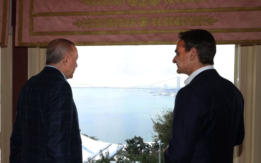 De Turkse president Erdogan (links) ontmoet de Griekse premier Kyriakos Mitsotakis (rechts) in Istanbul in maart. beeld AFP, Mustafa Kamaci