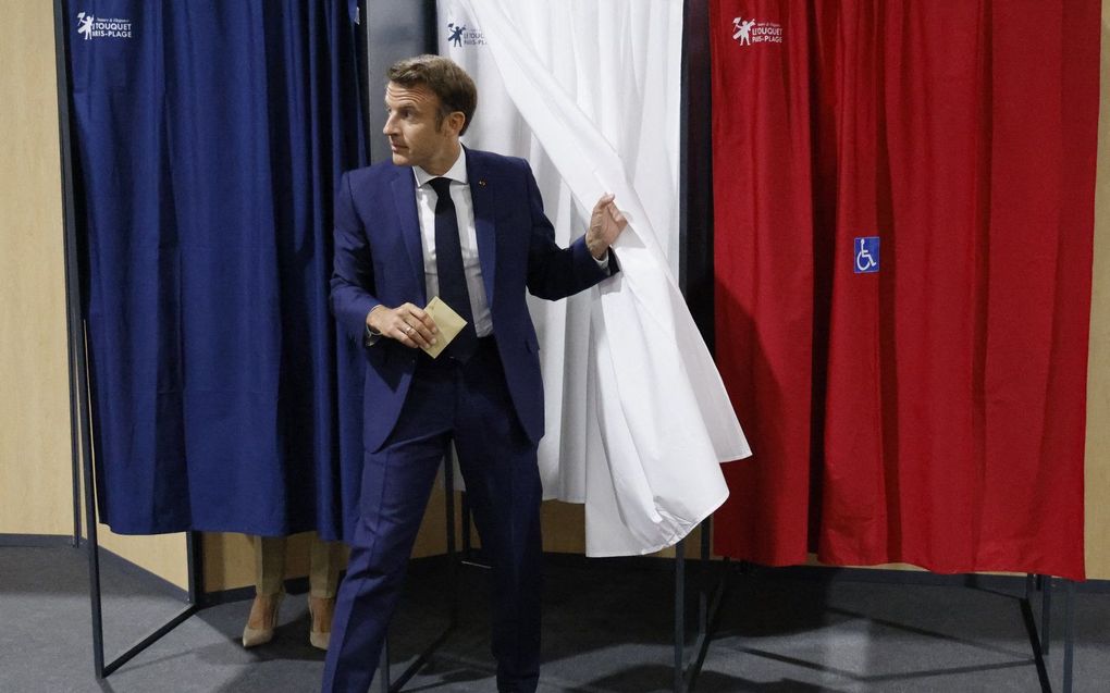 Macron brengt zijn stem uit. beeld AFP, Ludovic MARIN