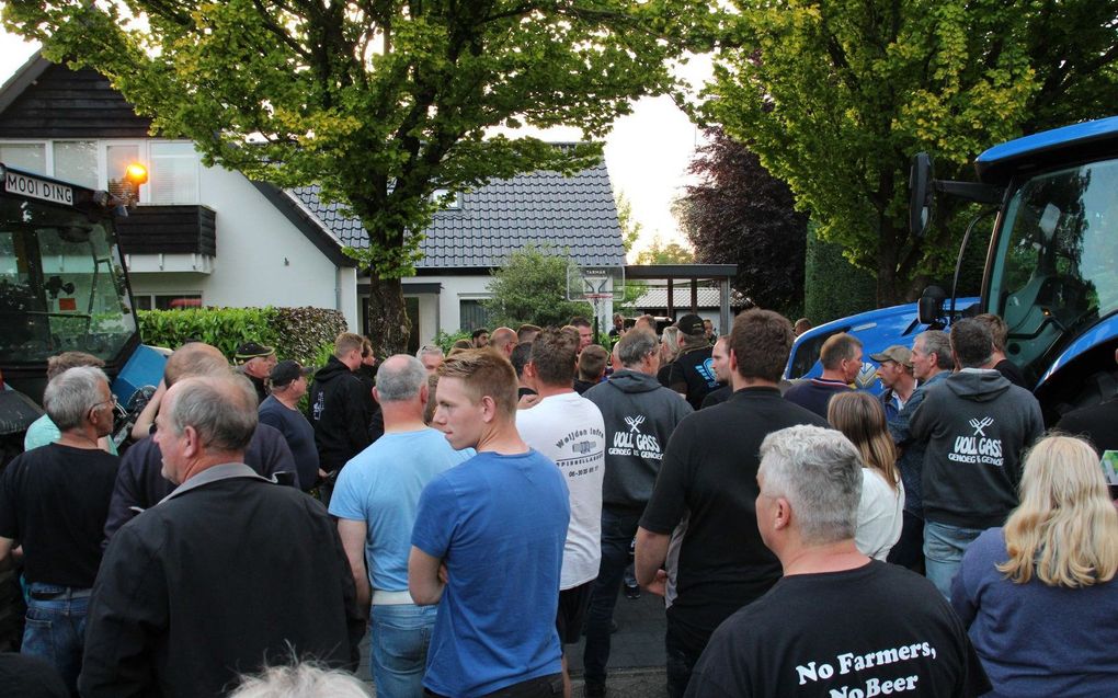 Een groep boeren protesteerde vrijdagavond tegen de stikstofplannen van het kabinet bij het huis van minister Van der Wal (Natuur en Stikstof). beeld ANP, Ginopress