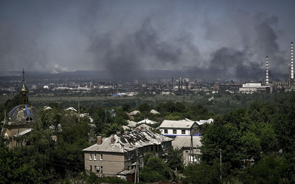 Rookwolken boven Severodonetsk, vorige week. beeld AFP, ARIS MESSINIS