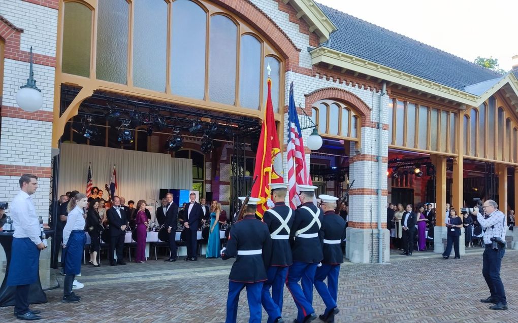 De Color Guard, bestaande uit mariniers van de Amerikaanse ambassade, bij de Koninklijke Stallen. beeld Hans Jacobs