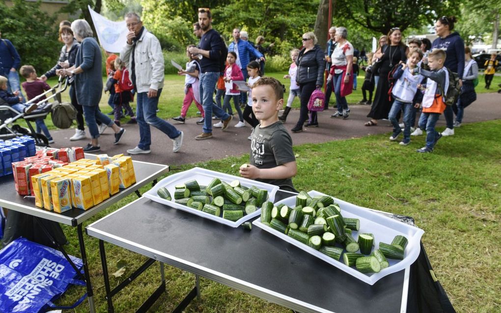 Steeds vaker wordt kiezen organisaties voor gezonde snacks tijdens de avondvierdaagse. GGD’s klaagden in het verleden over de hoeveelheden snoep die werden verorberd tijdens het wandelen. beeld Peter Hilz