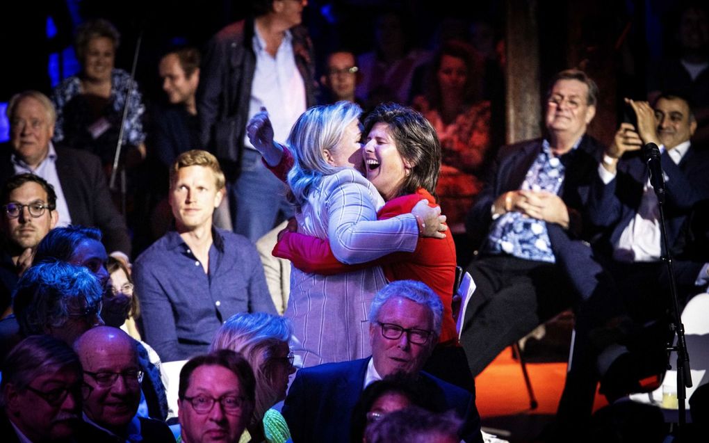 De initiatiefnemers van de stikstofmotie omhelsden elkaar, nadat een nipte meerderheid van het VVD-partijcongres daar zaterdag steun aan gaf. beeld ANP, Ramon van Flymen